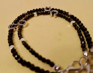 Set braccialetti neri con ferri di cavallo