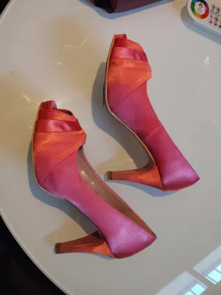 Zapatos de tacón peep toe color coral