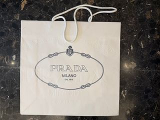 Borsa boutique Prada, bianca e altre due