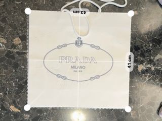 Borsa boutique Prada, bianca e altre due