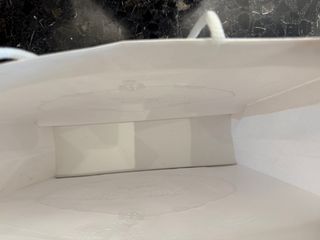 Borsa boutique Prada, bianca e altre due