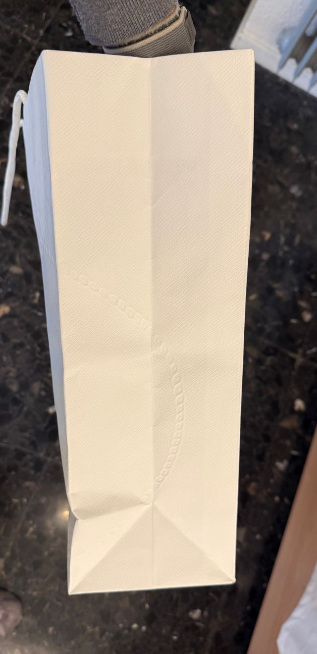 Borsa boutique Prada, bianca e altre due