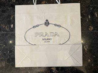 Borsa boutique Prada, bianca e altre due