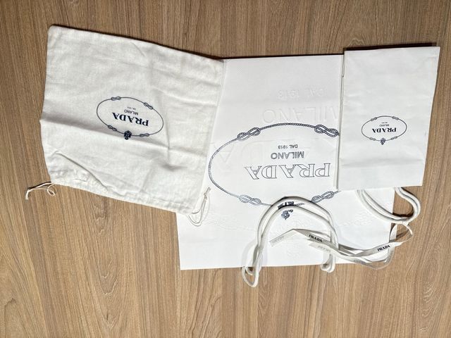 Borsa boutique Prada, bianca e altre due