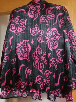 Blusa negra y rosa con estampado