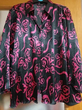 Blusa negra y rosa con estampado