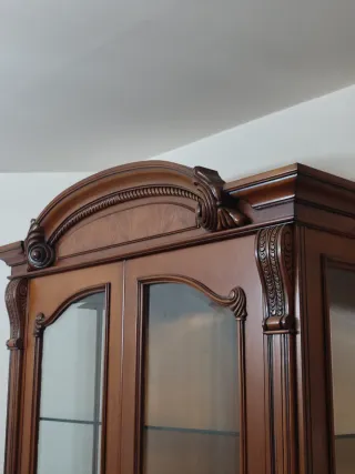 Vitrina de madera con puertas de cristal