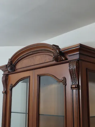 Vitrina de madera con puertas de cristal