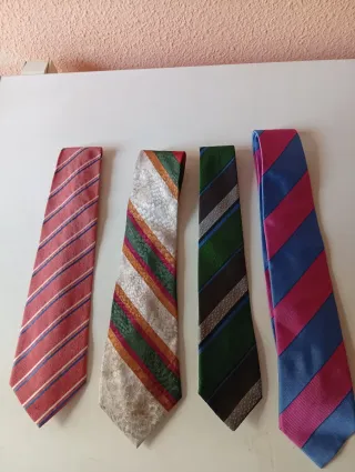 Lote de 4 corbatas de vestir nuevas  Cada una 1€
