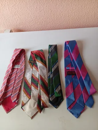 Lote de 4 corbatas de vestir nuevas  Cada una 1€