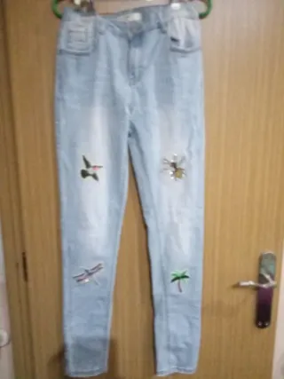 Pantalones vaqueros azules con parches