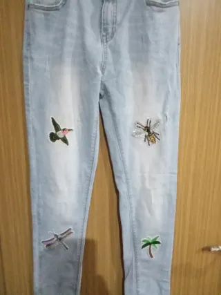 Pantalones vaqueros azules con parches