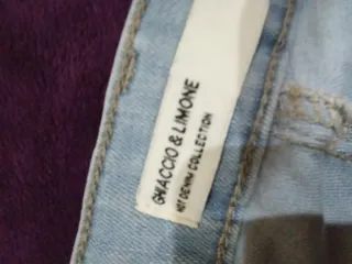 Pantalones vaqueros azules con parches