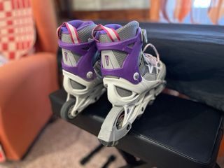 Patines en línea morados y grises