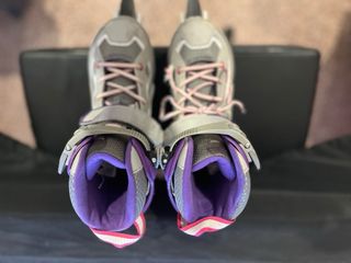 Patines en línea morados y grises