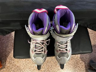 Patines en línea morados y grises