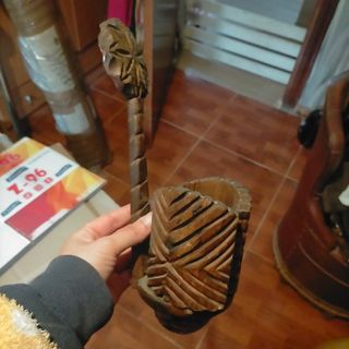 Portacandele antico in legno intagliato