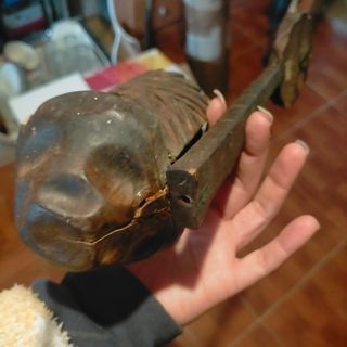 Portacandele antico in legno intagliato