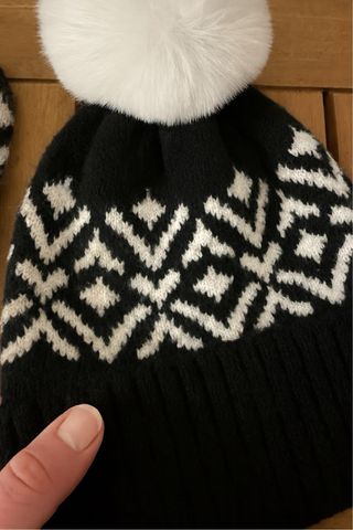 Set cappello e guanti con pompon