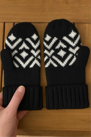 Set cappello e guanti con pompon