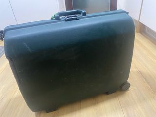 Maleta dura verde con ruedas. Tengo la pareja