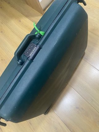 Maleta dura verde con ruedas. Tengo la pareja