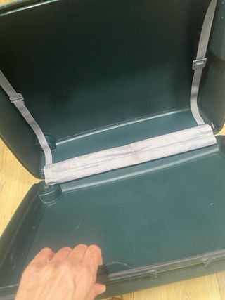 Maleta dura verde con ruedas. Tengo la pareja