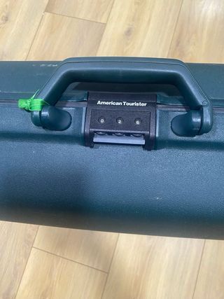 Maleta dura verde con ruedas. Tengo la pareja