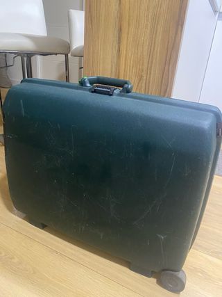 Maleta dura verde con ruedas. Tengo la pareja