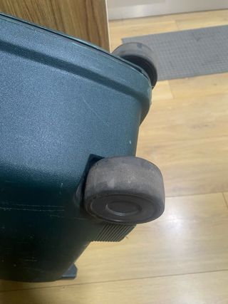 Maleta dura verde con ruedas. Tengo la pareja