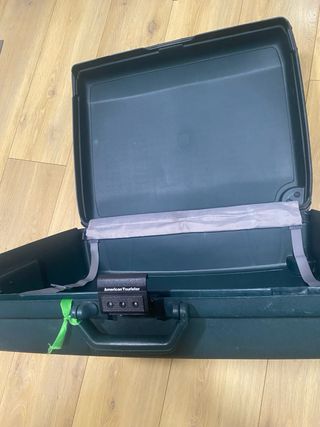 Maleta dura verde con ruedas. Tengo la pareja