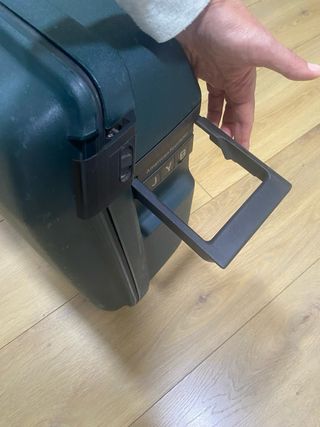 Maleta dura verde con ruedas. Tengo la pareja