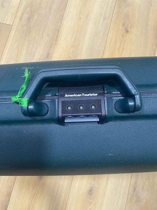 Maleta dura verde con ruedas. Tengo la pareja