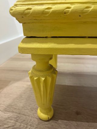 Mesita de noche antigua amarilla