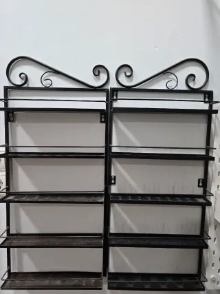 Estanterías metálicas negras decorativas