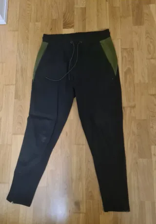 Conjunto Zara Sudadera y Pantalón Verde/Negro