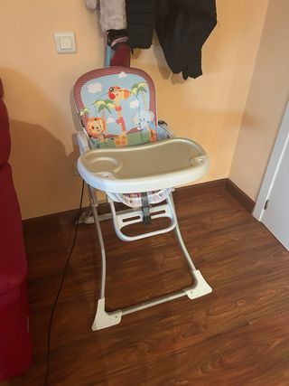 Trona infantil con estampado de animales.