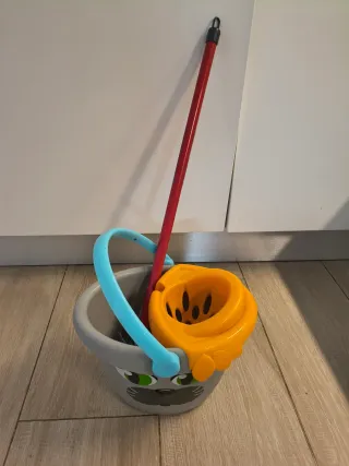 Cubo y fregona para niños