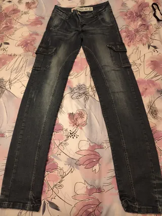 PANTALON VAQUERO A LA CADERA ESTILO CARGO T-36/38