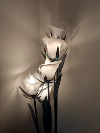 Lámpara de pie estilo flor