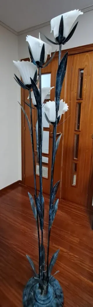 Lámpara de pie estilo flor