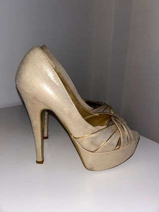 Tacones dorados beige