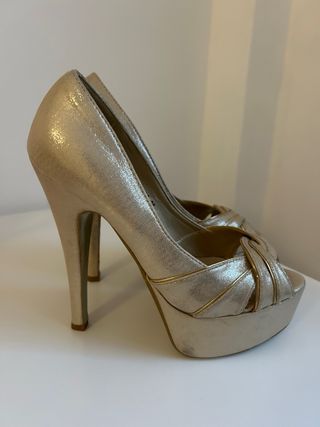 Tacones dorados beige