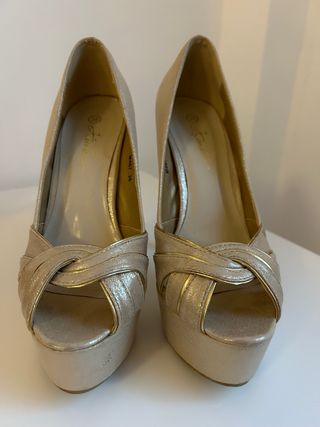 Tacones dorados beige