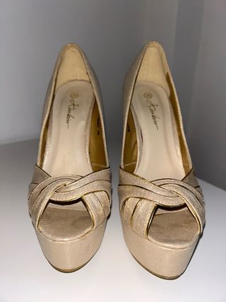 Tacones dorados beige