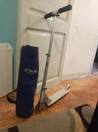 Patinete JD BUG con su bolsa para llevarlo