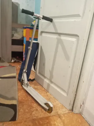 Patinete JD BUG con su bolsa para llevarlo