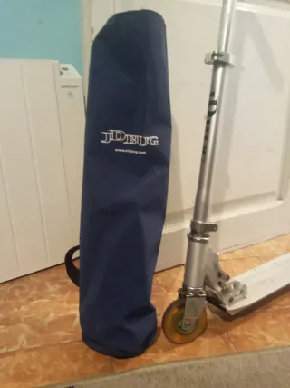Patinete JD BUG con su bolsa para llevarlo