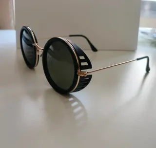Occhiali da sole rotondi neri e dorati