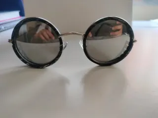 Occhiali da sole rotondi neri e dorati